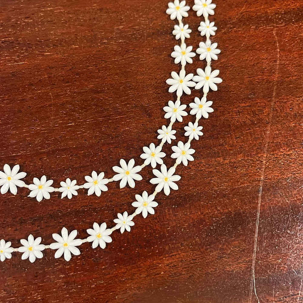Sarah Coventry Vintage Daisy
Flower Link Necklace White Flapper
Length 59 in